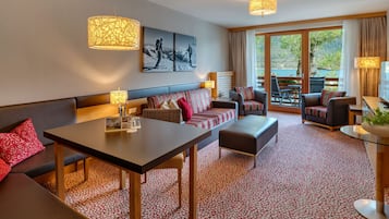 1-tommers fladskærms-tv med kabelkanaler, tv, bøger