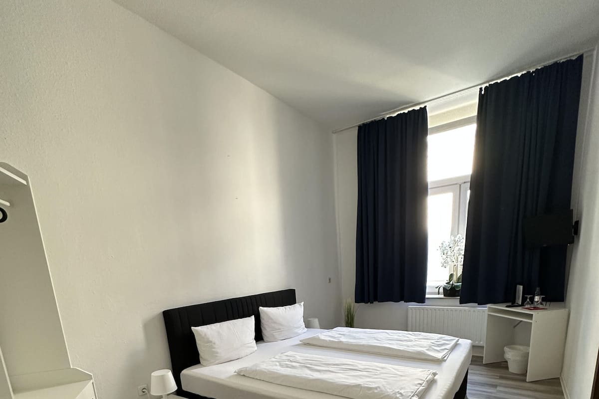 Premium bedding, desk, laptop workspace, cribs (free)