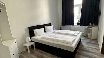 1 Schlafzimmer, hochwertige Bettwaren, Schreibtisch