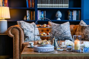 Serveert ontbijt, lunch en diner