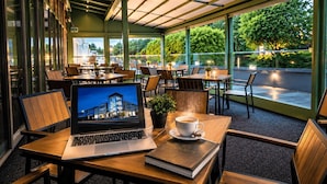 Bar (on property) - Shearwater Hotel & Spa (Ballinasloe)