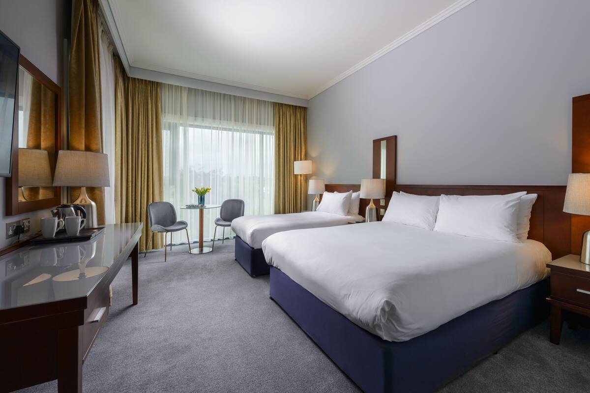 高級寢具、客房內保險箱、書桌、筆電工作空間