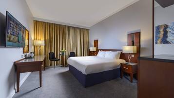 Premium bedding, in-room safe, desk, laptop workspace