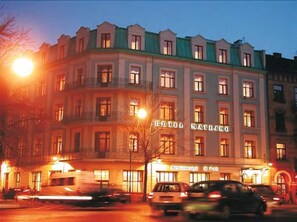 A hotel with a classic architectural style, featuring a prominent sign and a restaurant at the ground level. - Hotel Matejko (Kraków)