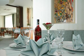 Petit déjeuner, déjeuner et dîner servis sur place