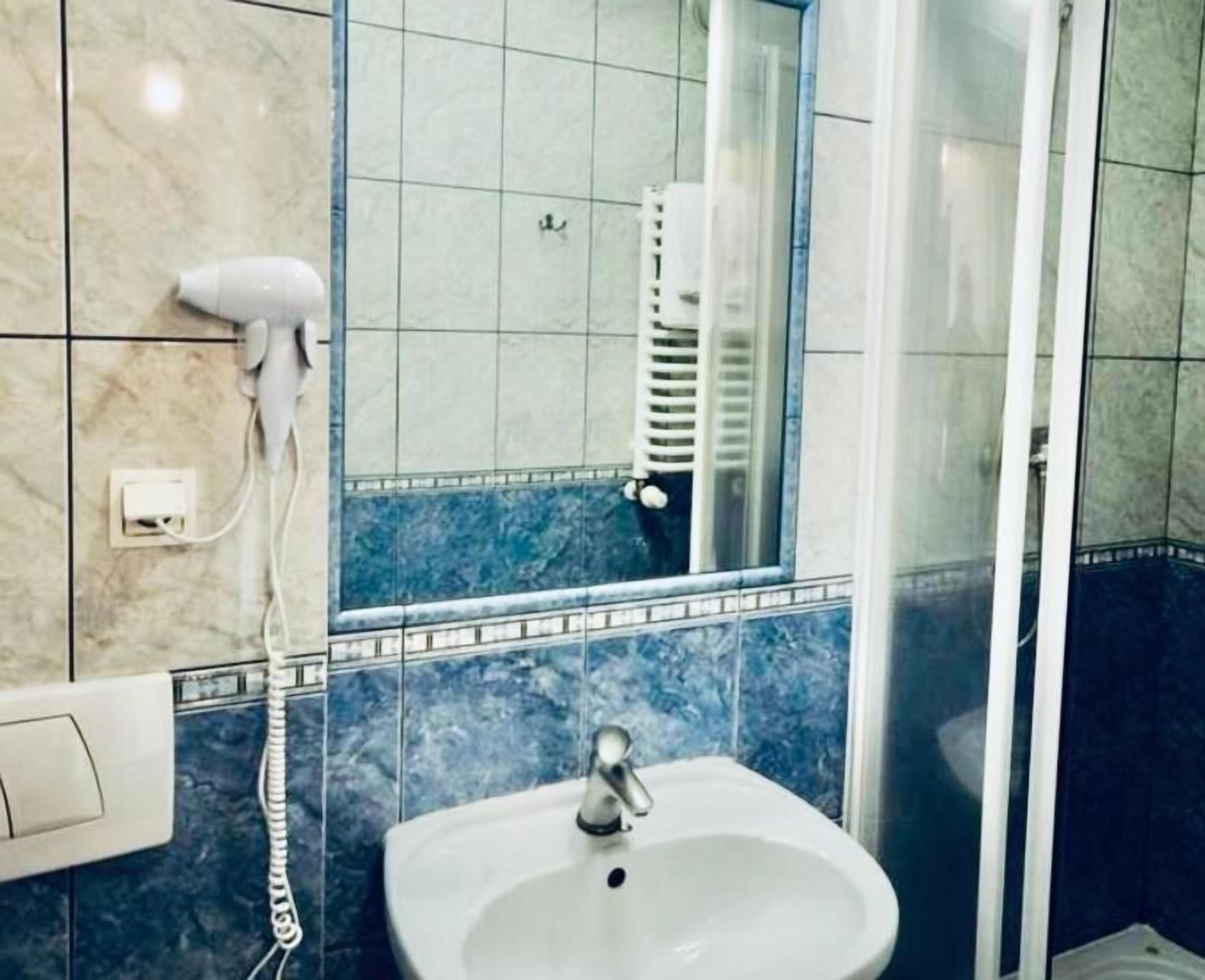 shower, free toiletries, hair dryer, towels