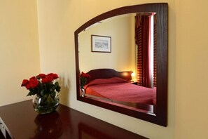 Egyptian cotton sheets, desk, laptop workspace, soundproofing - Hotel Matejko (Kraków)