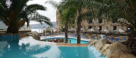 Piscine extérieure (ouverte en saison), parasols de plage