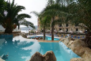 Piscine extérieure, parasols de plage, chaises longues