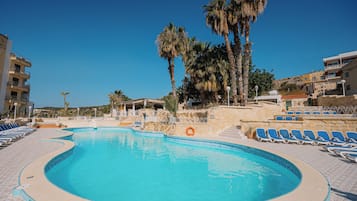 Piscine extérieure (ouverte en saison), parasols de plage