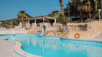 Piscine extérieure (ouverte en saison), parasols de plage