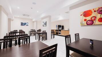 Petit déjeuner continental (10 EUR par personne)