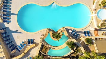 Una piscina al aire libre de temporada (de 09:00 a 19:00), sombrillas