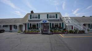 Terrace/patio - Knights Inn Centerville Cape Cod Area (Centerville)
