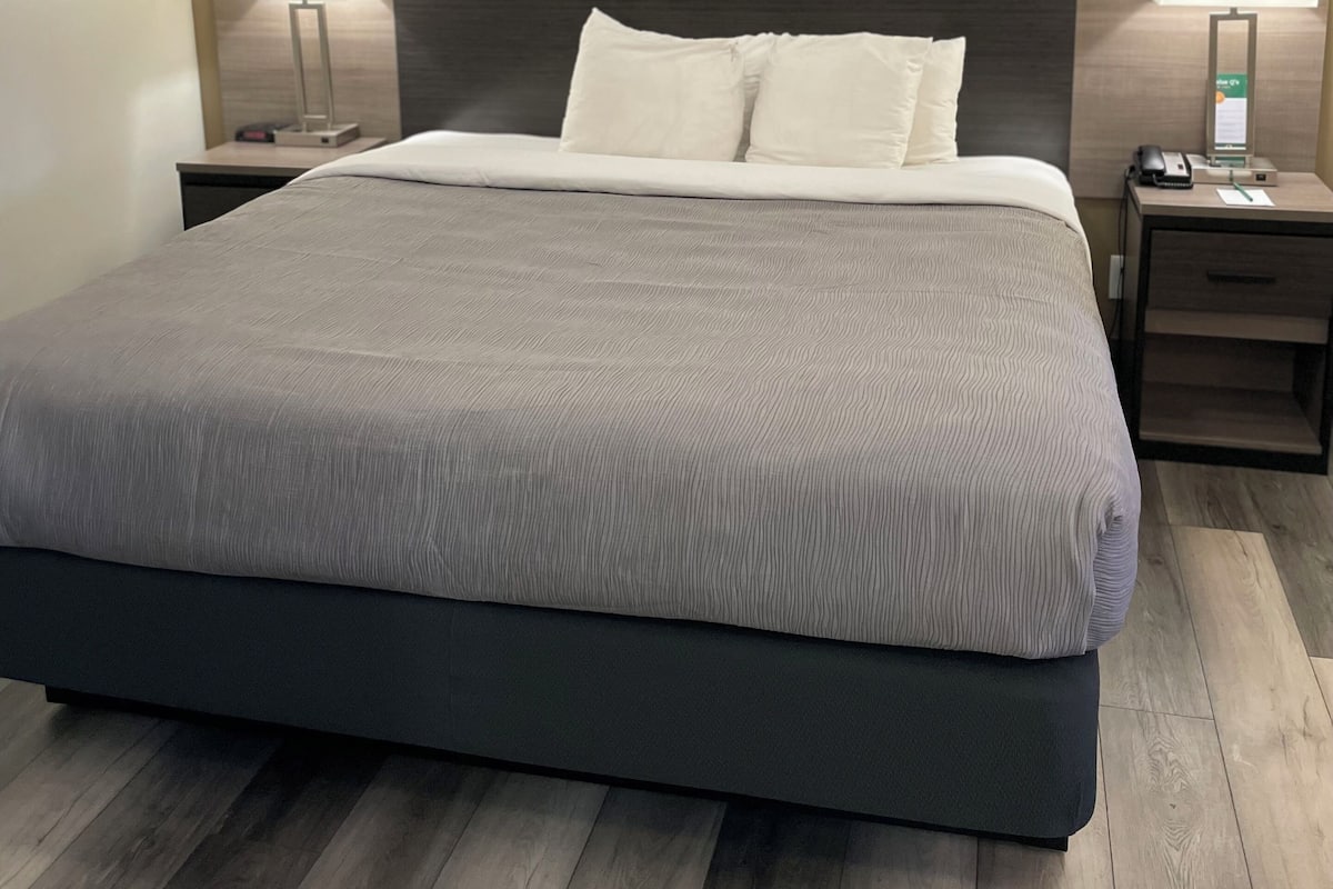 Suite, 1 King Bed with Sofa bed, Non Smoking (2 Bedrooms) | In-room safe, desk, iron/ironing board, free WiFi