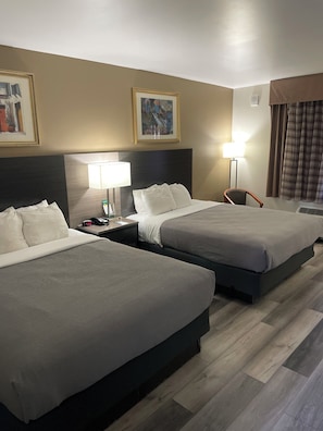 In-room safe, desk, iron/ironing board, free WiFi - Quality Inn & Suites Goodyear - Phoenix West (Goodyear)