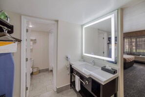 In-room safe, desk, iron/ironing board, free WiFi - Quality Inn & Suites Goodyear - Phoenix West (Goodyear)