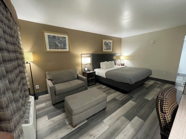 In-room safe, desk, iron/ironing board, free WiFi - Quality Inn & Suites Goodyear - Phoenix West (Goodyear)