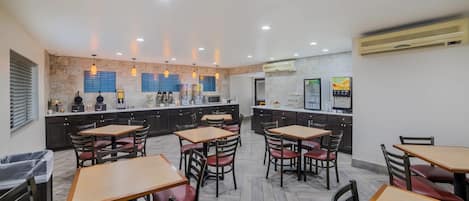 Tägliches inbegriffenes kontinentales Frühstück