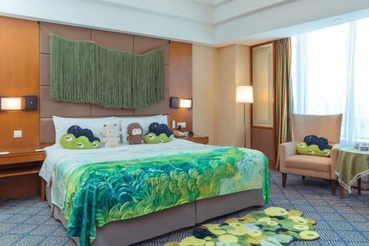 1 bedroom, down comforters, minibar, in-room safe