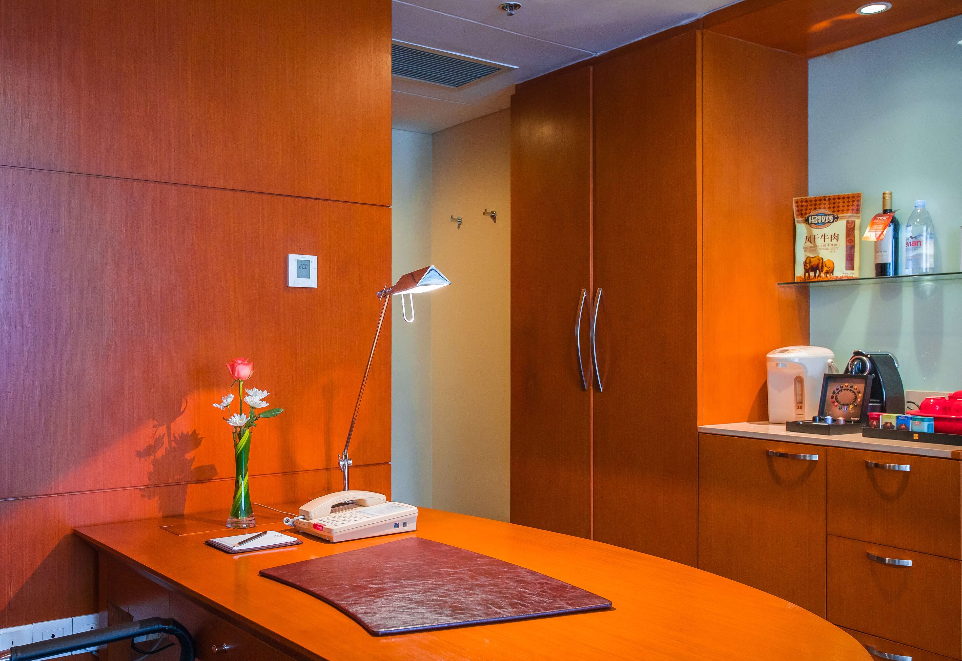 executive suite, 1 king bed | down duvets, minibar, in-room safe, desk