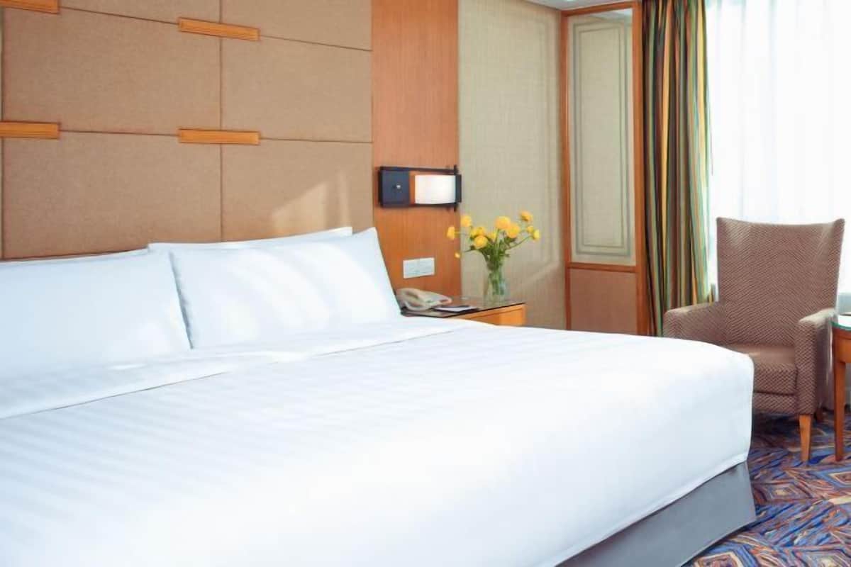 1 bedroom, down comforters, minibar, in-room safe