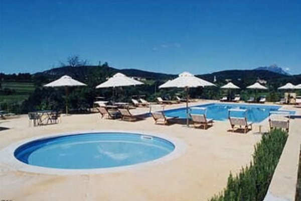2 piscines extérieures, parasols de plage, chaises longues