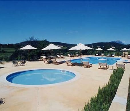 2 piscinas al aire libre, sombrillas, sillones reclinables de piscina