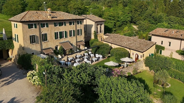 A villa with outdoor dining area, multiple rooms, and lush garden. - Resort Locanda San Verolo Boutique Hotel (Costermano sul Garda)