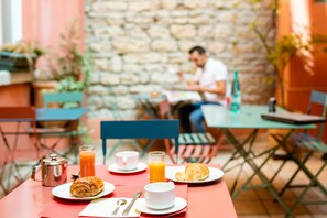 Individually furnished, desk, blackout drapes, iron/ironing board - Hotel Au Patio Morand (Lyon)