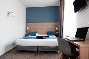 Muebles diferentes, escritorio y cortinas blackout 