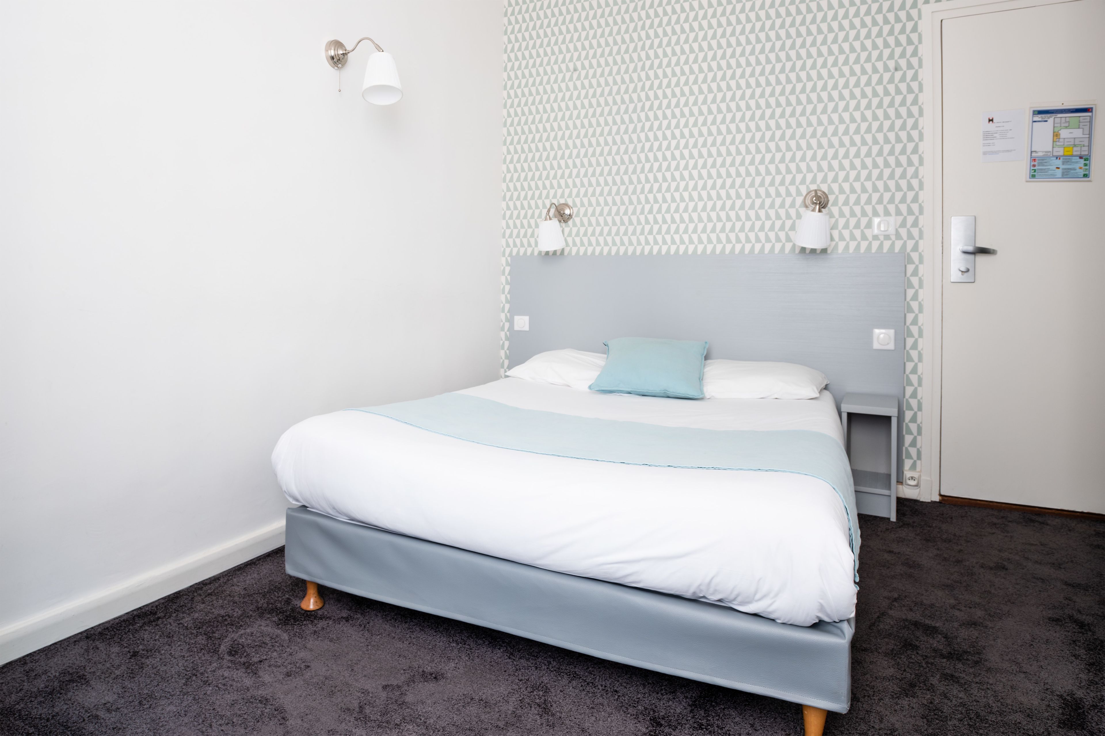 Habitación doble estándar, 1 cama matrimonial | Escritorio, cortinas blackout y tabla de planchar con plancha 