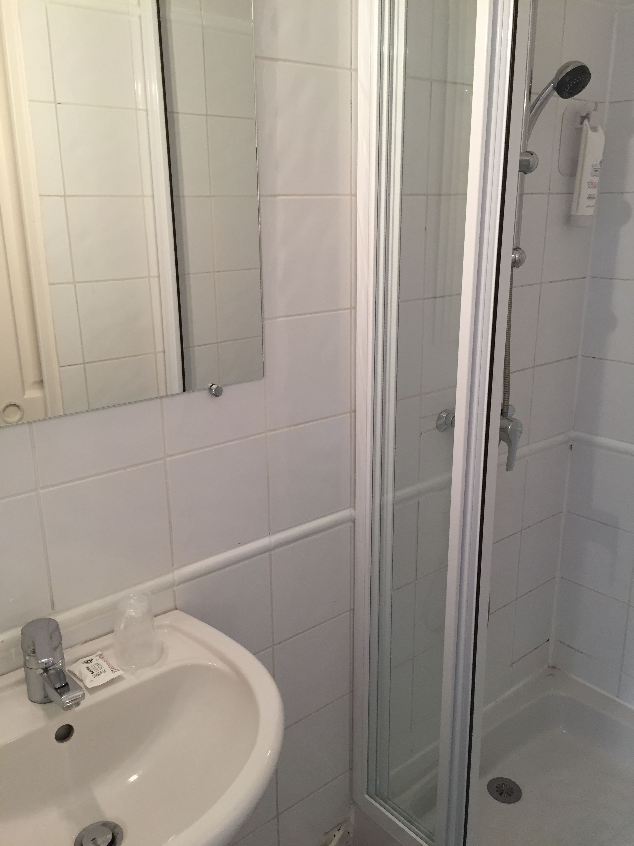 standard twin room | bathroom | free toiletries, hair dryer, towels