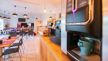 Se ofrece un desayuno bufé (12 EUR por persona)