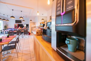 Café da manhã com buffet todos os dias (EUR 12 por pessoa) 