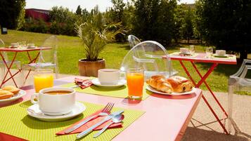 每日供應自助早餐 (每人 EUR12)