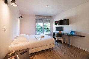 Estudio, 1 cama matrimonial | Escritorio, insonorización, tabla de planchar con plancha y wifi gratis