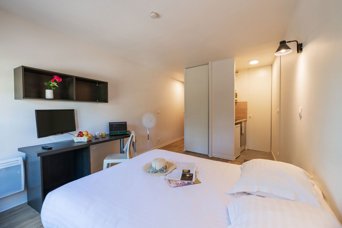 Desk, soundproofing, iron/ironing board (on request), free WiFi
