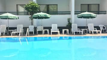 Utomhuspool och solstolar
