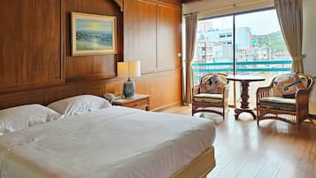 Deluxe-dobbeltværelse | Pengeskab på værelset, skrivebord, gratis Wi-Fi, sengetøj