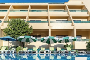 Outdoor pool, sun loungers - Sirin Hotel Hua Hin (Hua Hin)