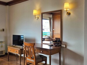 Dobbeltrom – deluxe | Safe på rommet, skrivebord, wi-fi (inkludert) og sengetøy