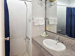 Habitación Deluxe con 2 camas individuales | Baño | Regadera, regadera tipo lluvia, amenidades de baño gratuitas
