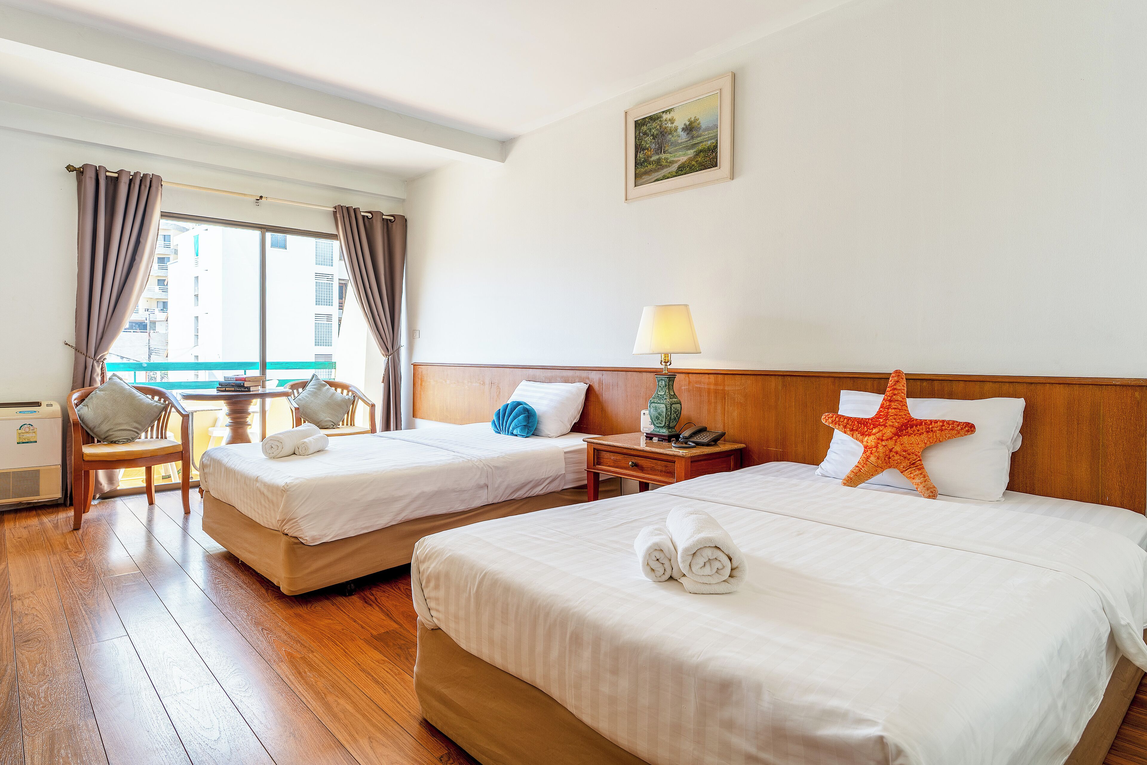 Habitación Deluxe con 2 camas individuales | Caja de seguridad en la habitación, escritorio y wifi gratis 