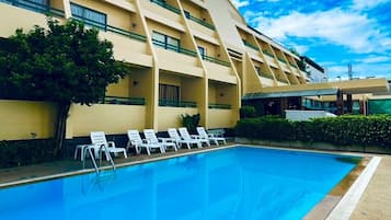 Piscina externa, espreguiçadeiras