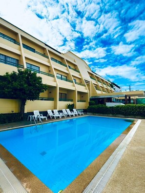 Outdoor pool, sun loungers - Sirin Hotel Hua Hin (Hua Hin)