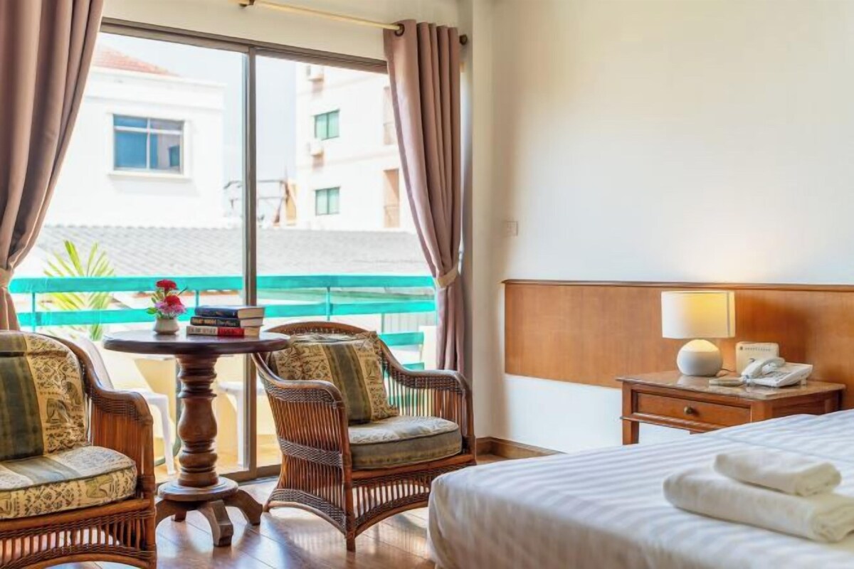 Cofres nos quartos, escrivaninha, Wi-Fi de cortesia, roupa de cama