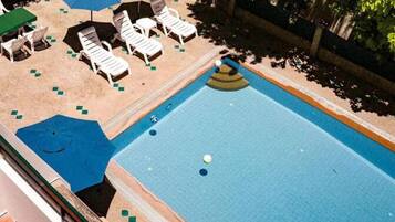 Piscina externa, espreguiçadeiras