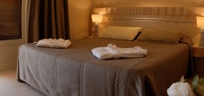 Chambre Double Ăconomique, 1 lit double, balcon, vue montagne | Minibar, coffres-forts dans les chambres, rideaux occultants