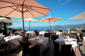 Breakfast, lunch, dinner served; seafood, sea views 